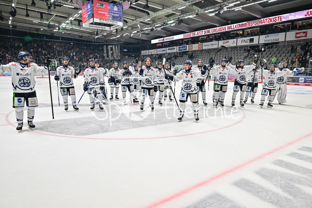 Augsburger Panther - Straubing Tigers | Das Team der Tigers feiert zusammen mit den Fans den Auswaertssieg in Augsburg / Jubel / Freude / Ultras / DEL: Augsburger Panther - Straubing Tigers, Curt Frenzel Stadiom am 20.10.2024