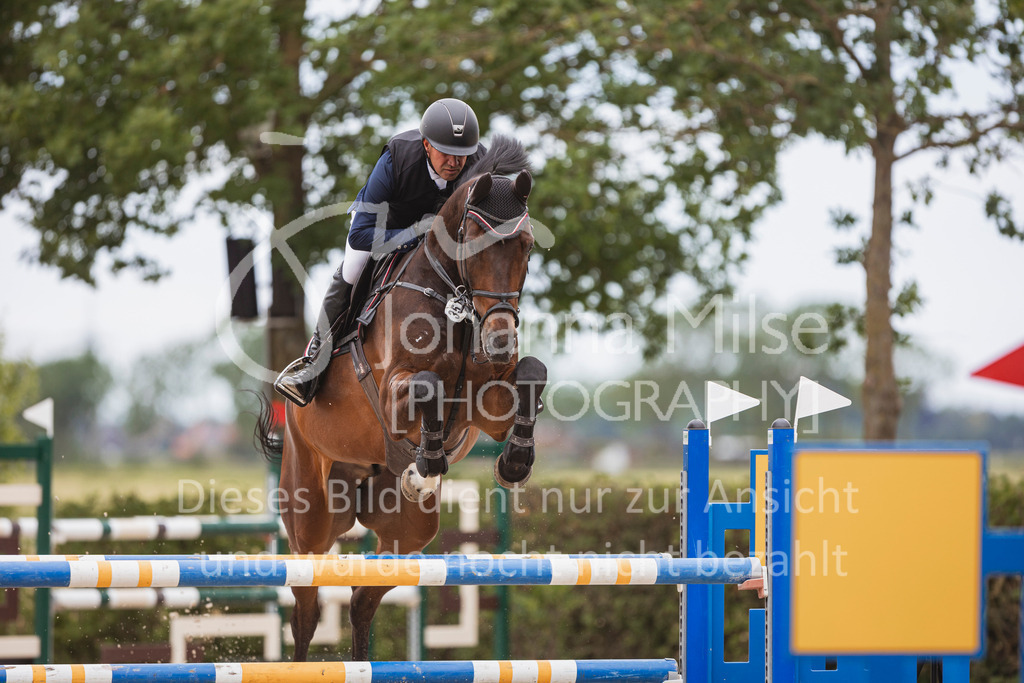 240614_Lemwerder_M2-Springen-431 | Deine schönsten Turniermomente als professionelle Fotos! Entdecke hochwertige Pferdesport-Fotografie im Online-Shop. Jetzt Fotos finden & bestellen!