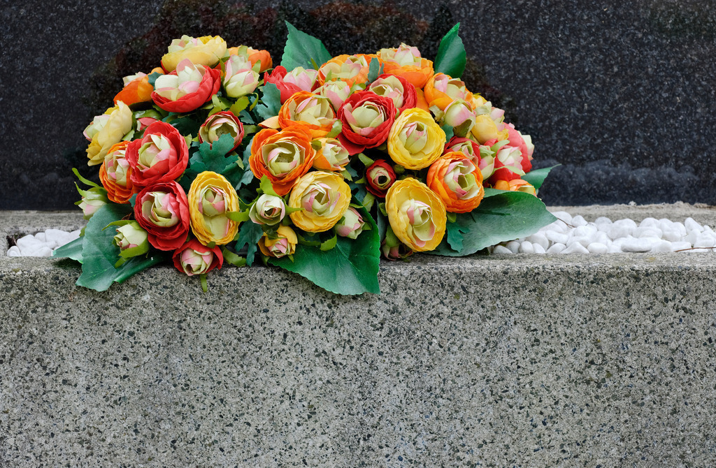 Blumen auf Grabstein | Wien, Austria - July 29, 2010: Zentralfriedhof Wien; Blumen auf Grabstein. - Realisiert mit Pictrs.com