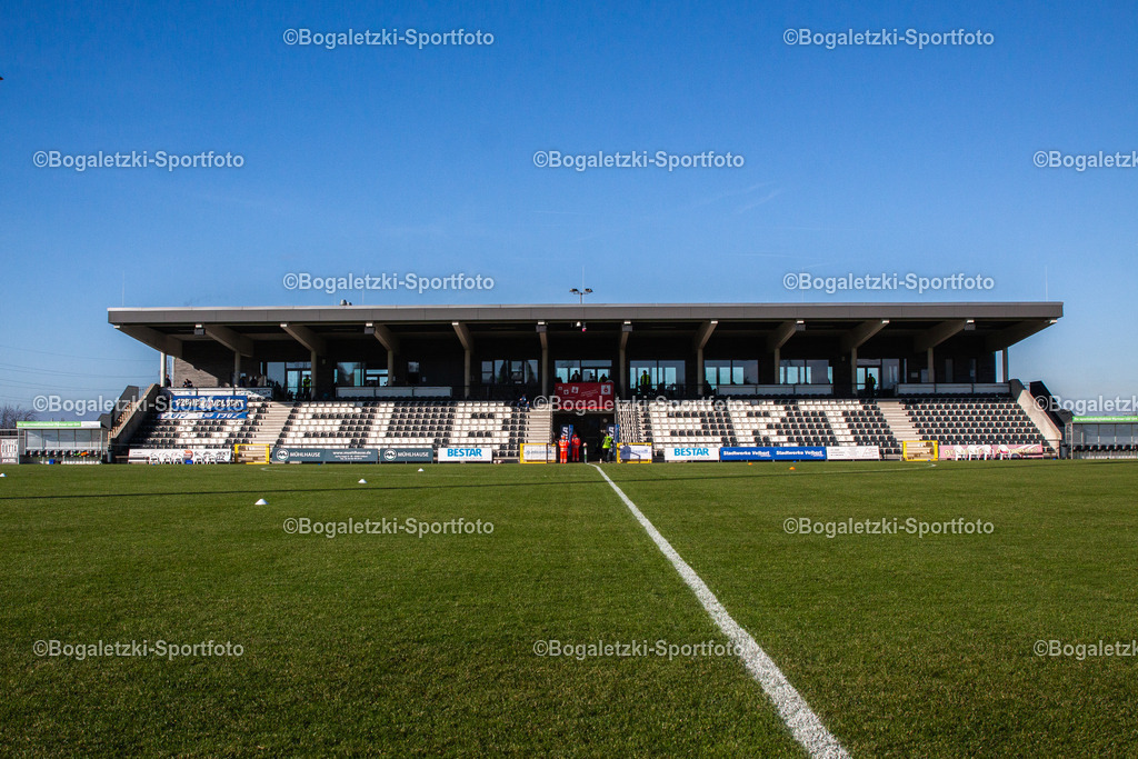 IMS-Arena | 08.11.2025, Fußball, Regionalliga West, SSVg Velbert - SC Wiedenbrück: Haupttribüne der IMS-Arena vor dem Spiel gegen Wiedenbrück - Realisiert mit Pictrs.com