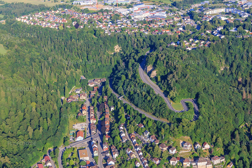 Luftbild: Lindenstraße und Wasserwerk Mühlberg an der Wasserfallstraße in Oberndorf am Neckar im Bundesland Baden-Württemberg in Deutschland. Foto: IMG_148929.jpg vom 28.06.2025 durch Werner Riehm/FLY-FOTO.de