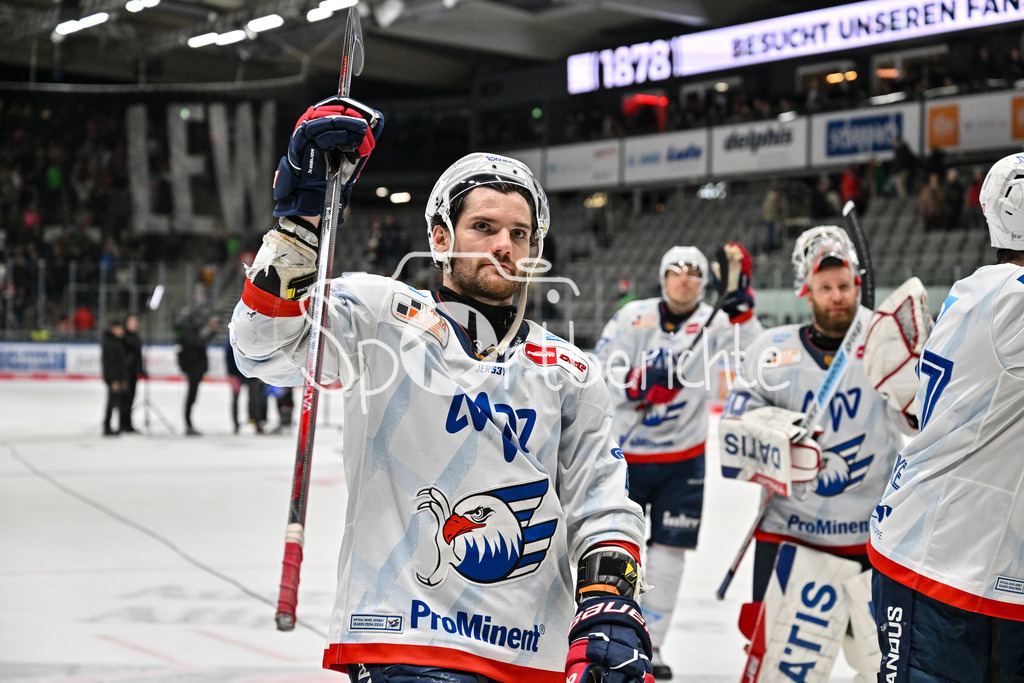 Augsburger Panther - Adler Mannheim | Die Mannheimer Adler bedanken sichb ei den mitgereisten Fans nach dem Sieg in Augsburg / DEL: Augsburger Panther - Adler Mannheim, Curt Frenzel Stadion am 26.12.2024 / Kris BENNETT (Adler Mannheim 21)