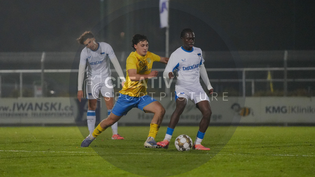 Fußball, Herren, Saison 2025/2026, Regionalliga Nordost, 15. Spieltag, FSV 63 Luckenwalde vs. Hertha BSC II, Freitag 07.11.2025, Werner-Seelenbinder-Stadion Luckenwalde, | Fußball, Herren, Saison 2025/2026, Regionalliga Nordost, 15. Spieltag, FSV 63 Luckenwalde vs. Hertha BSC II, Freitag 07.11.2025, Werner-Seelenbinder-Stadion Luckenwalde, Im Bild: Max Hathaway (l. Luckenwalde) und Boris Chi Mamuzah Lum (r. Hertha) - Realisiert mit Pictrs.com