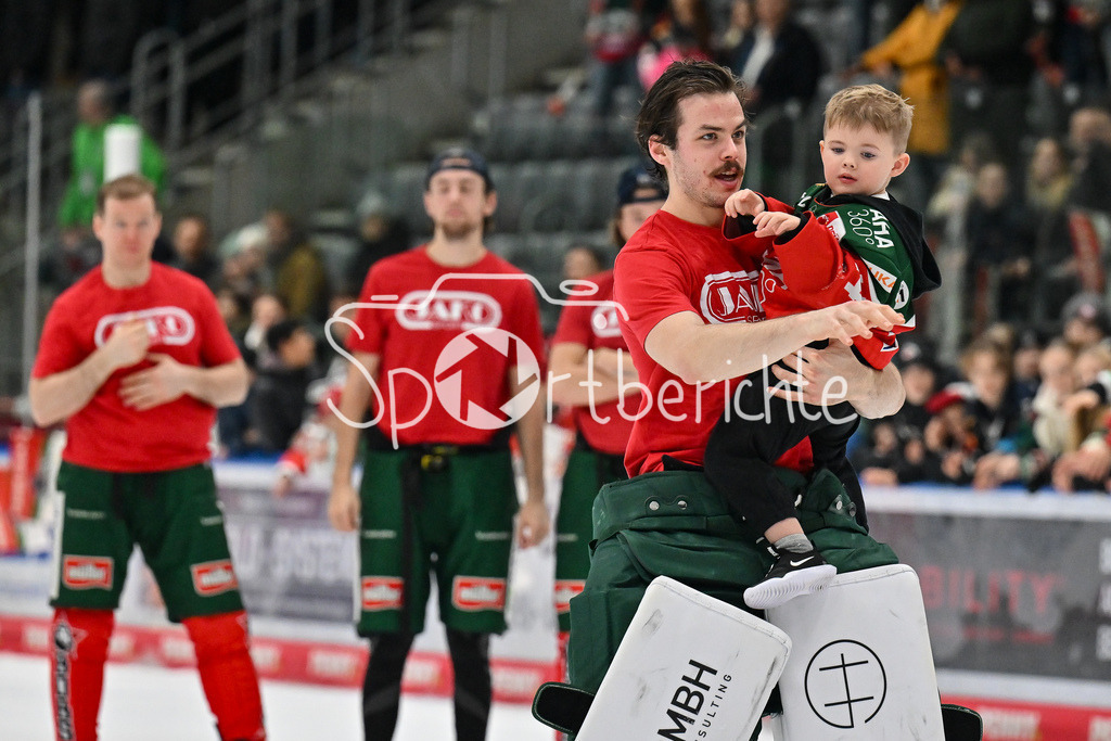 Augsburger Panther - Düsseldorfer EG | Die Panther feiern mit den Fans den Heimsieg gegen Duesseldorf / Jubel / Sieg / Freude / Happy / DEL: Augsburger Panther - Düsseldorfer EG, Curt Frenzel Stadion am 13.12.2024 / Strauss MANN (Augsburger Panther #38)