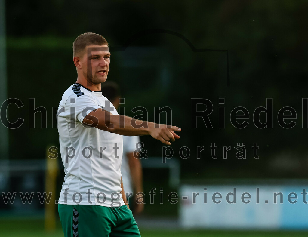 2023-09-01_007_FC_Schwaig_gegen_TSV_Gruenwald | Oberding, Deutschland, 01.09.2023:
Fußball, Landesliga Südost 2023 / 2024, 9. Spieltag, FC Schwaig gegen TSV Grünwald, Endergebnis: 3:1

Nils Wölken (FC Schwaig, #8)

Foto: Christian Riedel / fotografie-riedel.net