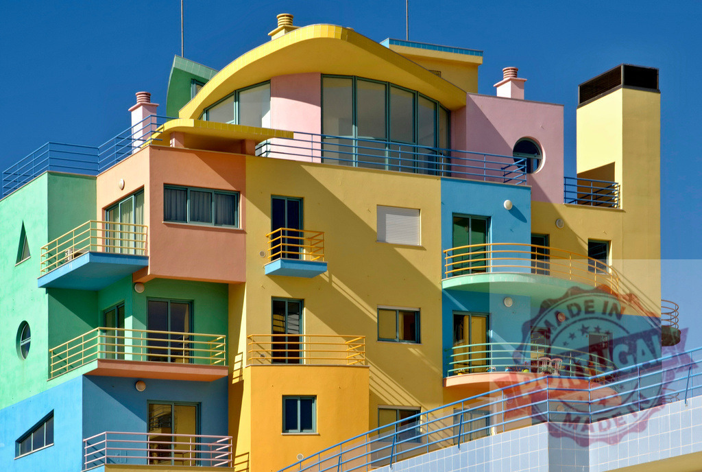 Colorful modern apartment building facade with geometric shapes | Modern architecture creating a vibrant, playful, and geometric exterior - Realisiert mit Pictrs.com