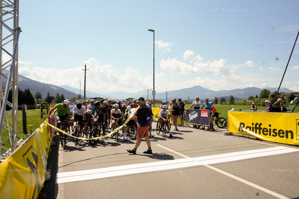 90_20230817_Bewerb_Maenner_Muehlanger | AUT - OESTERREICH, 2023-08-16: SPORT RENNRAD-FAHREN - 55. INTERNATIONALER RADWELTPOKAL IN ST. JOHANN IN TIROL  - Vintage-Radrennen mit WM-Bronze-Medaillen-Siegerin Christina Schweinberger, den Teilnehmer und Alexander Baumann (vom Orginastions-Team) - TAG 2 BEWERB MAENNER IN SECHS GRUPPEN  ; Foto: Roland Muehlanger