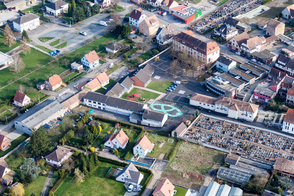 Aerial view: School building with painted courtyard in Pfaffenhoffen in Val-de-Moder in the state Bas-Rhin, France. – Photo: IMG_38649.jpg taken on 03/20/2011 by Werner Riehm/FLY-FOTO.com – Resolution of the original: 4752 x 3168 px