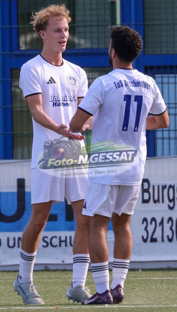 SV Enger-Westerenger - TuS Bruchmühlen | Auf dem Bild zu sehen: weiß TuS Bruchmühlen 0:1 v.l.: Ben Joris Meyer, Mahmut Salih Ünal   SV Enger-Westerenger, TuS Bruchmühlen, Saison 26/27, Kreisliga A, Enger, Deutschland - Realisiert mit Pictrs.com