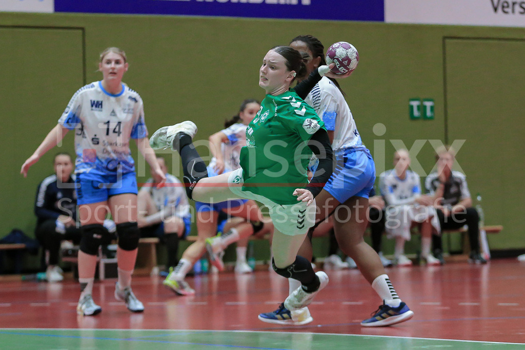 Handball, 2. Bundesliga Frauen, SV Werder Bremen - TuS Lintfort | v.li.: Alina Defayay (SV Werder Bremen, 57) beim Wurf, am Ball, Spielszene, Aktion, Action