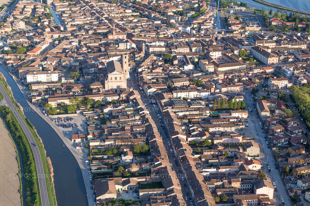 Aerial view: View of the town in Comacchio in the state Ferrara, Italy. – Photo: IMG_098670.jpg taken on 04/06/2017 by Werner Riehm/FLY-FOTO.com – Resolution of the original: 5071 x 3381 px