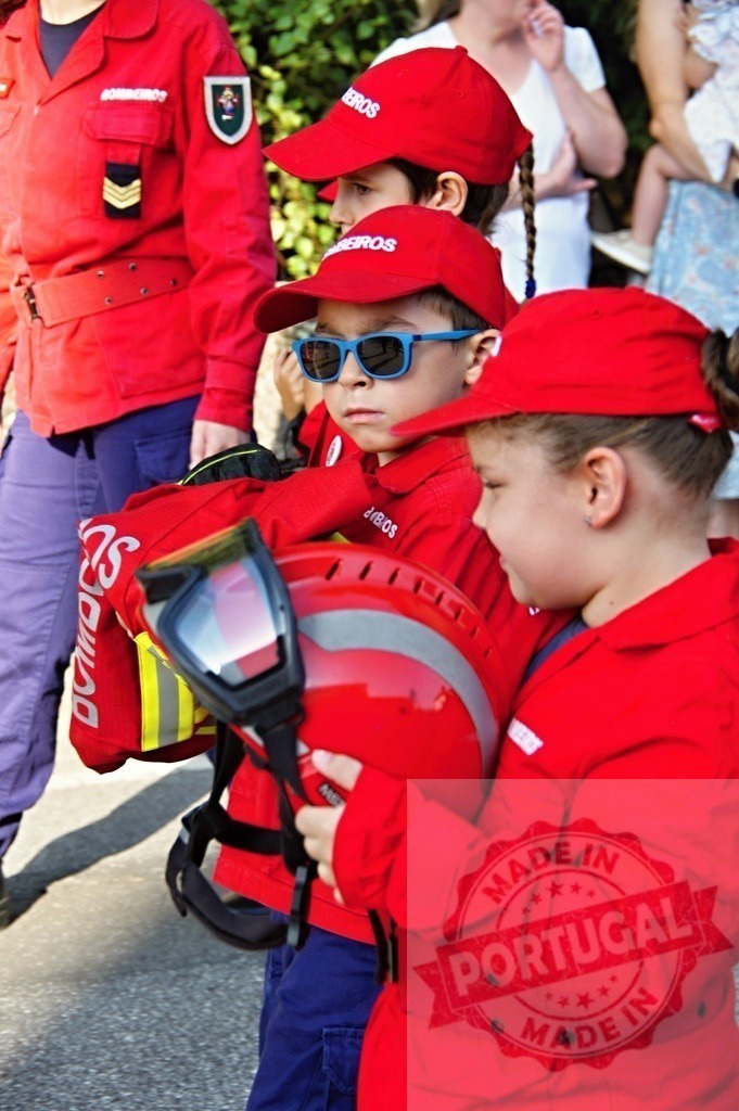Young aspiring firefighters wearing uniforms and holding helmet | Procession 15.08.2025 - Assumption Day - Paco de Sousa, Portugal Children wearing firefighter uniforms and holding a helmet during a public event - Realisiert mit Pictrs.com