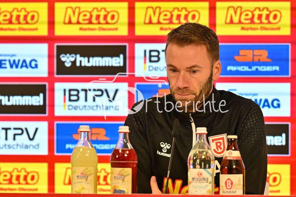 SSV Jahn Regensburg - 1. FC Köln | Im Bild Andreas PATZ Trainer SSV Jahn Regensburg auf der Pressekonferenz nach der Partie in Regensburg / 2. Bundesliga: SSV Jahn Regensburg - 1. FC Koen, Jahnstadion am 08.12.2024