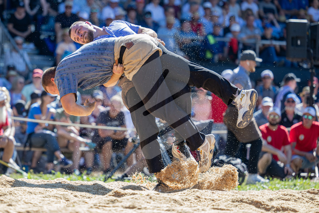 TESSINER2025_04_Gang_0825 | Die Schwinger des Schwyzer Kantonalen Schwingerverbandes: Fotos, die Dynamik und Leidenschaft festhalten, sowie emotionale Momente aus dem traditionellen Schwingsport zeigen. - Realisiert mit Pictrs.com