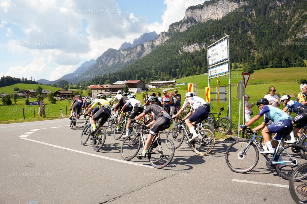 633_20230817_Bewerb_Maenner_Muehlanger | AUT - OESTERREICH, 2023-08-16: SPORT RENNRAD-FAHREN - 55. INTERNATIONALER RADWELTPOKAL IN ST. JOHANN IN TIROL  - Vintage-Radrennen mit WM-Bronze-Medaillen-Siegerin Christina Schweinberger, den Teilnehmer und Alexander Baumann (vom Orginastions-Team) - TAG 2 BEWERB MAENNER IN SECHS GRUPPEN  ; Foto: Roland Muehlanger