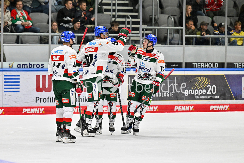 Augsburger Panther - EC VSV | Jubel der Panther nach dem Treffer zum 3-4 durch Alexander OBLINGER (Augsburger Panther #50) / Freude / happy / Tor / Torschuetze