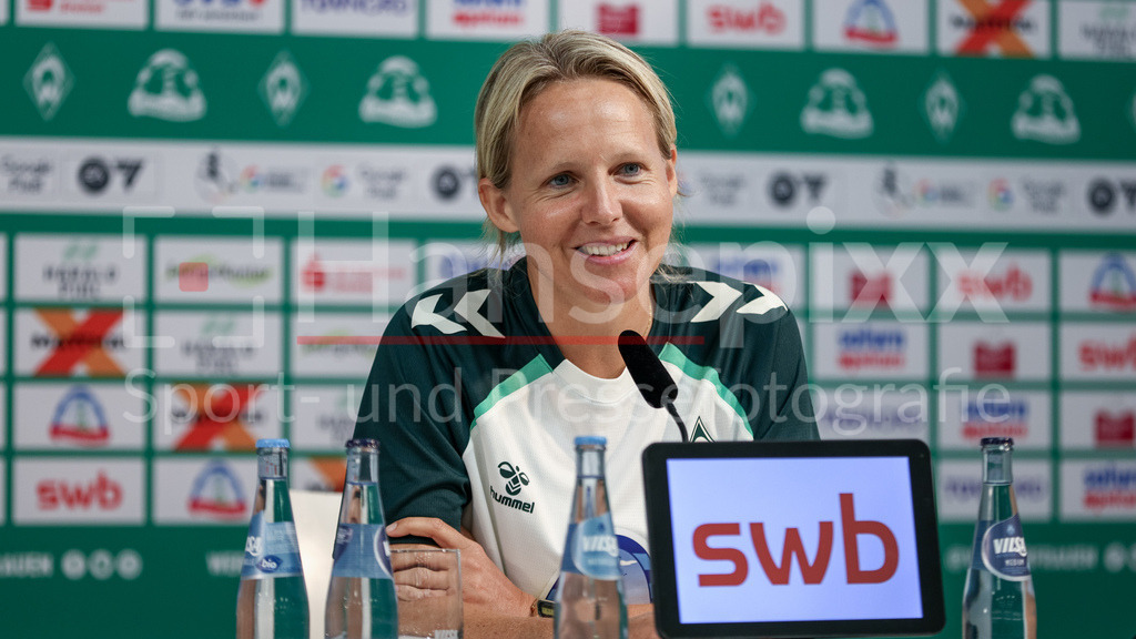 Fussball, Google Pixel Frauen-Bundesliga, Vorstellung Trainerin SV Werder Bremen | Friederike Kromp (Fritzy Kromp, Trainerin, Cheftrainerin, SV Werder Bremen) bei ihrer Vorstellung als neue Trainer der Frauen, Frauenmannschaft des SV Werder Bremen, Portrait, Nahaufnahme, Einzelfoto, Einzelbild, DIE DFB-RICHTLINIEN UNTERSAGEN JEGLICHE NUTZUNG VON FOTOS ALS SEQUENZBILDER UND/ODER VIDEOÄHNLICHE FOTOSTRECKEN. DFB REGULATIONS PROHIBIT ANY USE OF PHOTOGRAPHS AS IMAGE SEQUENCES AND/OR QUASI-VIDEO.