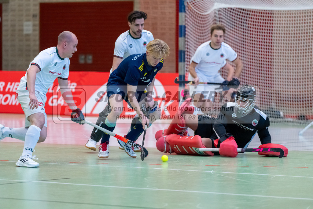 HK_20250118_101835 | 1/4 Finale 1. Bundesliga Halle Herren Crefelder HTC - Zehlendorfer Wespen am 18.1.2025 Halle Glockenspitz, Krefeld , Mika Böttger ( Zehlendorfer Wespen #6 ) , Joshua Onyekwue Nnaji Torwart ( Crefelder HTC #29 )