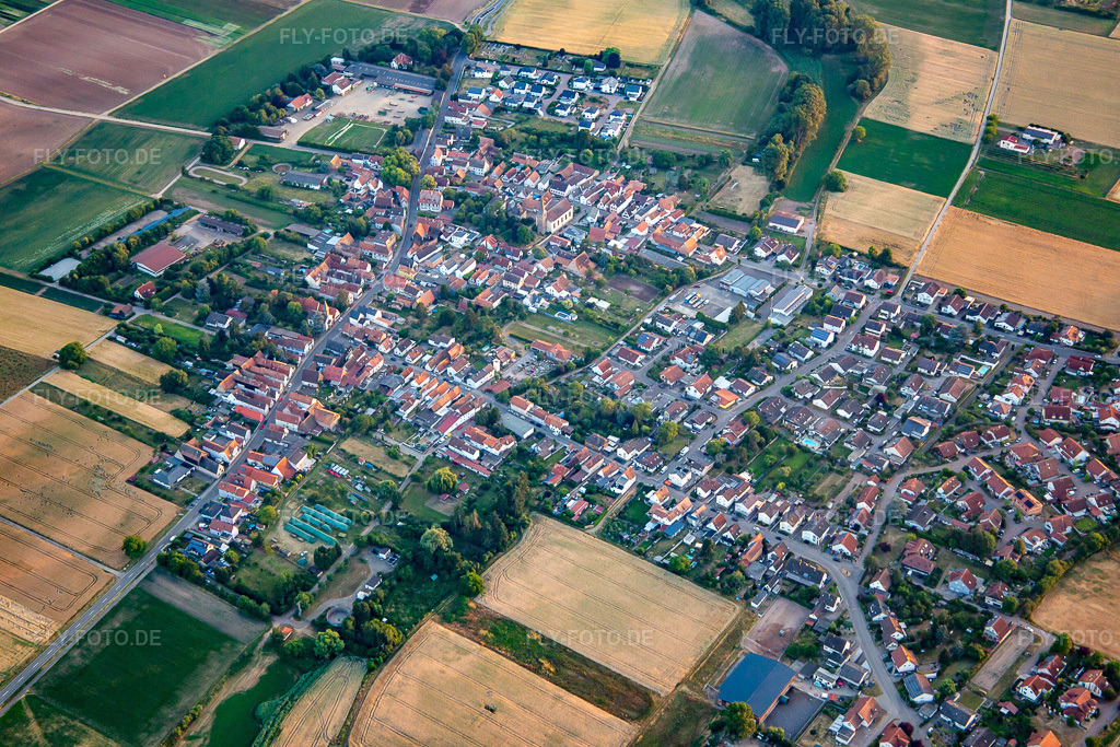 Luftbild: Ortsansicht von Nordosten in Knittelsheim im Bundesland Rheinland-Pfalz in Deutschland. Foto: IMG_137270.jpg vom 24.06.2023 durch Werner Riehm/FLY-FOTO.de