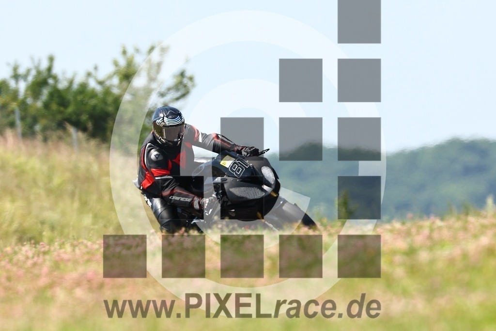 0081-20250619_02120 | Schöne Erinnerungen an spannende Momente - das festzuhalten ist unser Job. PIXELrace.de ist seit 2003 auf den Rennstrecken Europas unterwegs um die Action draußen beim Fahren und die wunderbare Stimmung imm Fahrerlager für euch einzufangen.