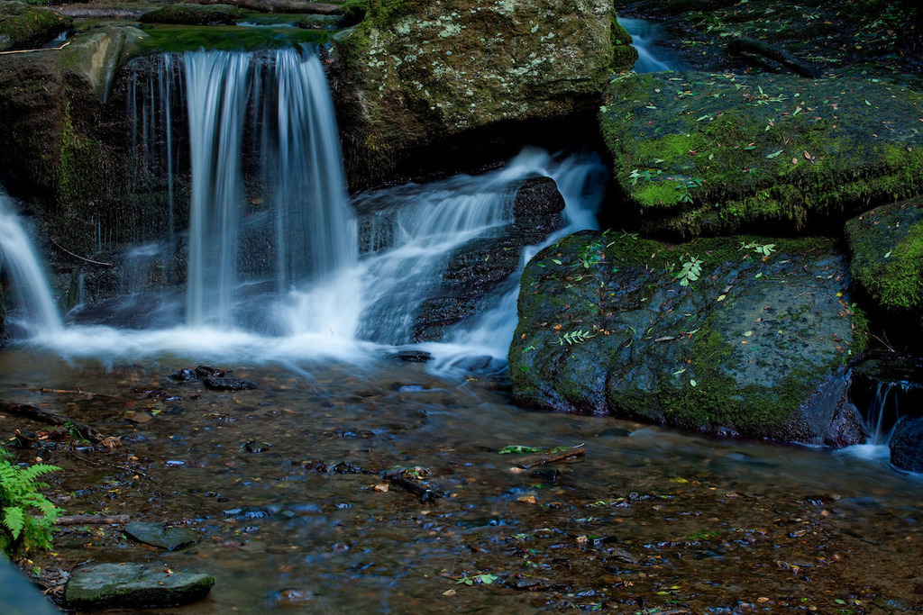 210826-281 | Europa, DEU, Deutschland, Rheinland-Pfalz, Hunsrueck, Oppenhausen , Ehrbachtal, Ehrbachklamm, Typische Landschaft in der Klamm, Wasserfall, Natur, Umwelt, Landschaft, Jahreszeiten, Stimmungen, Landschaftsfotografie, Landschaften, Landschaftsphoto, Landschaftsphotographie, Tourismus, Touristik, Touristisch, Touristisches, Urlaub, Reisen, Reisen, Ferien, Urlaubsreise, Freizeit, Reise, Reiseziele, Ferienziele, Oppenhausen ist der westlichste Ortsbezirk der Stadt Boppard, der bis 2 km an die Mosel heranreicht und zum Niederkirchspiel gehoert. Der Ehrbach ist ein etwa 20 km langer rechter Nebenfluss der Mosel in Rheinland-Pfalz. Umgangssprachlich wird er gelegentlich mit der Ehrbachklamm gleichgesetzt, die jedoch nur ein 1,5 Kilometer langes Teilstueck des Mittellaufs ist. Quelle - https://de.wikipedia.org/wiki/Ehrbach

[Fuer die Nutzung gelten die jeweils gueltigen Allgemeinen Liefer-und Geschaeftsbedingungen. Nutzung nur gegen Verwendungsmeldung und Nachweis. Download der AGB unter http://www.image-box.com oder werden auf Anfrage zugesendet. Freigabe ist vorher erforderlich. Jede Nutzung des Fotos ist honorarpflichtig gemaess derzeit gueltiger MFM Liste - Kontakt, Uwe Schmid-Fotografie, Duisburg, Tel. (+49).2065.677997, ..archiv@image-box.com, www.image-box.com] - Realisiert mit Pictrs.com