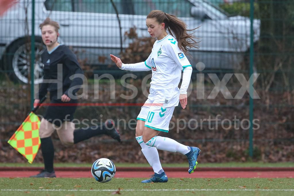 Fussball, Testspiel Frauen, SV Werder Bremen - FC Twente Enschede | v.li.: Tuana Mahmoud (geb. Keles, SV Werder Bremen, 10) am Ball, Einzelbild, Ganzkörper, Aktion, Action, Spielszene