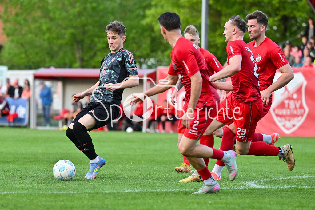 TSV Aubstadt - FC Bayern Amateure | v. l. Tim BINDER (FC Bayern München II #17), Lukas MROZEK (TSV Aubstadt 2), Marco NICKEL (TSV Aubstadt 29), Tim HUETTL (TSV Aubstadt 3) / Zweikampf / Duell / Regionalliga Bayern: TSV Aubstadt - FC Bayern Muenchen II, NGN-Arena am 23.04.2025