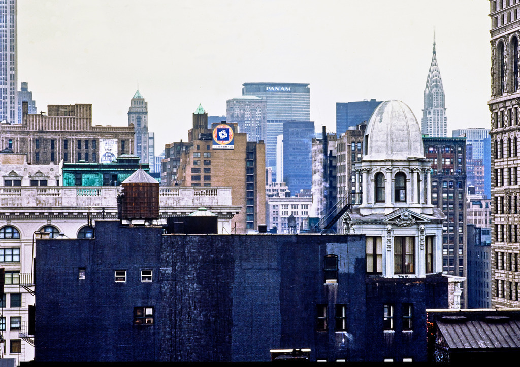 USA_NY_City1985_12027aa-A2_Print | City Ansicht. rechts Empire State Building. Farben der Großstadt in den 80er Jahren