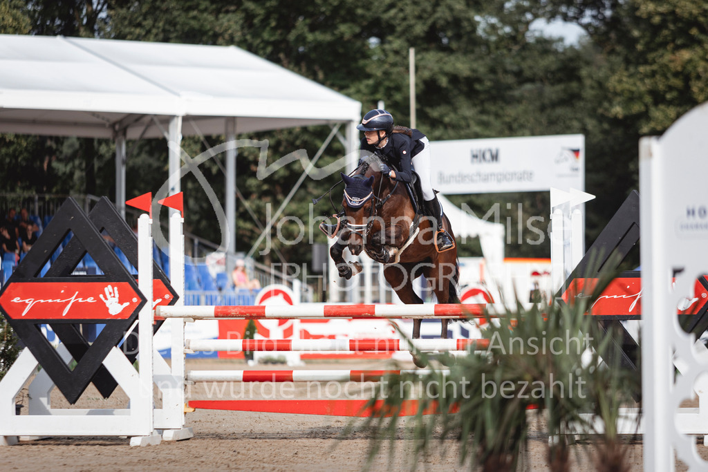 240906_BuCha_Pony-L-6j-234 | Deine schönsten Turniermomente als professionelle Fotos! Entdecke hochwertige Pferdesport-Fotografie im Online-Shop. Jetzt Fotos finden & bestellen!