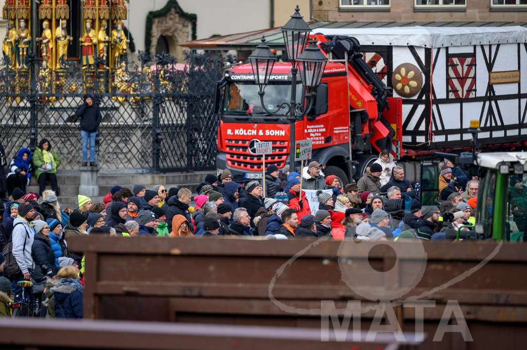 _DWA4590 | Bauerndemo gegen Agrarpolitik der Bundesregierung  auf dem Straße Obstmarkt und Hauptmarkt . Nürnberg, 08.01.2024 - Realisiert mit Pictrs.com