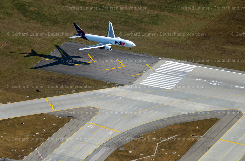 4022969 | Der Flughafen München „Franz Josef Strauß“ (IATA-Code: MUC, ICAO-Code: EDDM) ist der Verkehrsflughafen der bayerischen Landeshauptstadt München. Er liegt im Gebiet der Landkreise Erding und Freising in Bayern