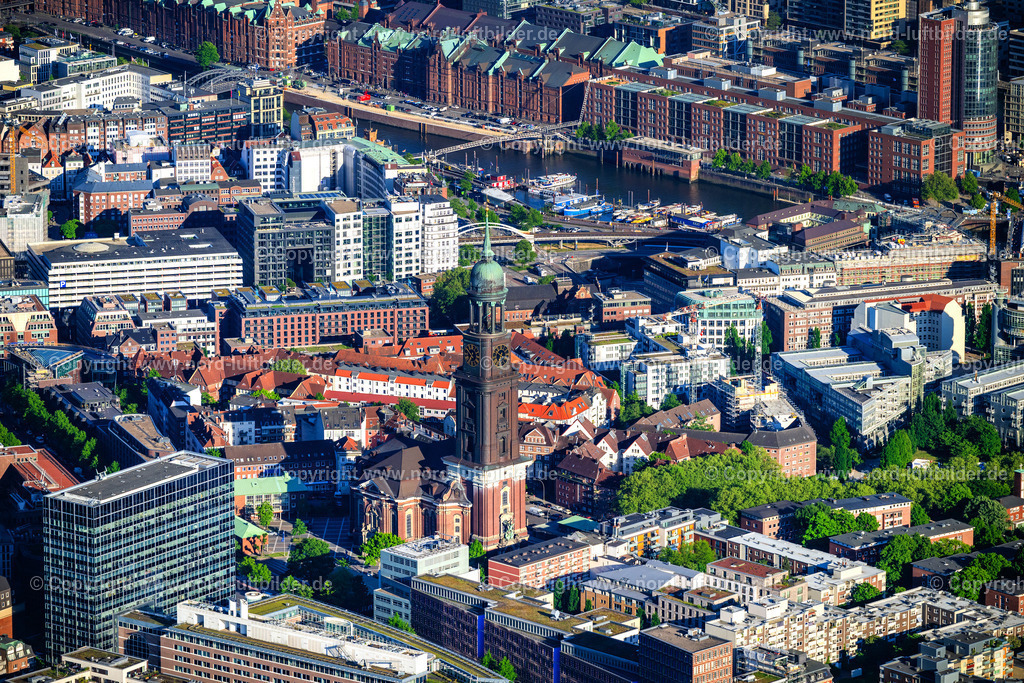 Hamburg_St. Michaelis_Kirche_Michel_ELS_8340110525 | HAMBURG 09.05.2025 Hauptkirche Sankt Michaelis "Michel" im Stadtteil Neustadt in Hamburg, Deutschland. Weiterführende Informationen bei: Hauptkirche St. Michaelis. // Main church Sankt Michaelis "Michel" in the district Neustadt in Hamburg, Germany. Further information at: Hauptkirche St. Michaelis. Foto: Martin Elsen