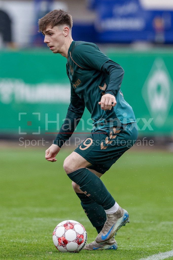 Fussball, Regionalliga Nord, SV Werder Bremen II - FSV Schöningen | Paul Levi Wagner (SV Werder Bremen II, 29) am Ball, Freisteller, Einzelbild, Ganzkörper, Aktion, Action, Spielszene