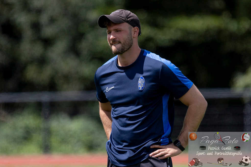 Testspiel: Spvgg. 03 Fechenheim - Türk Gücü Friedberg, 13.07.2024 | Maximilian Schmidt (Trainer Spvgg. 03 Fechenheim), Spvgg. 03 Fechenheim - Türk Gücü Friedberg, Frankfurt am Main, Sportanlage Birsteiner Straße, 13.7.2024 - Realisiert mit Pictrs.com