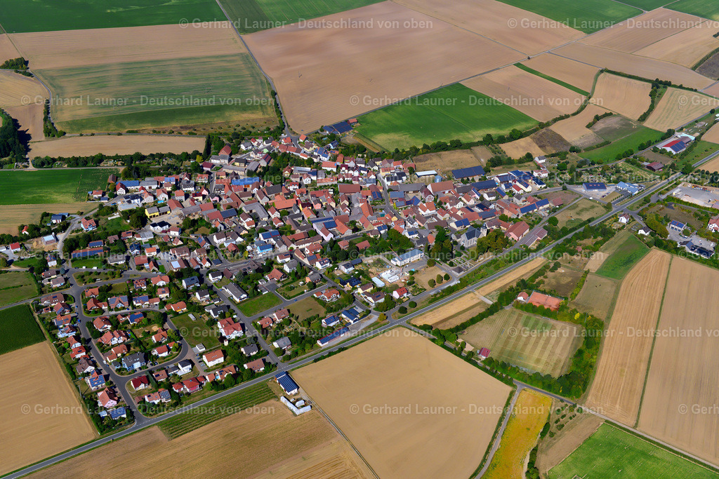 3650391 | EßFELD 31.08.2016 Ortsansicht am Rande von landwirtschaftlichen Feldern und Nutzflächen  in Eßfeld im Bundesland Bayern, Deutschland // Village view on the edge of agricultural fields and land  in Eßfeld in the state Bavaria, Germany Foto: Gerhard Launer