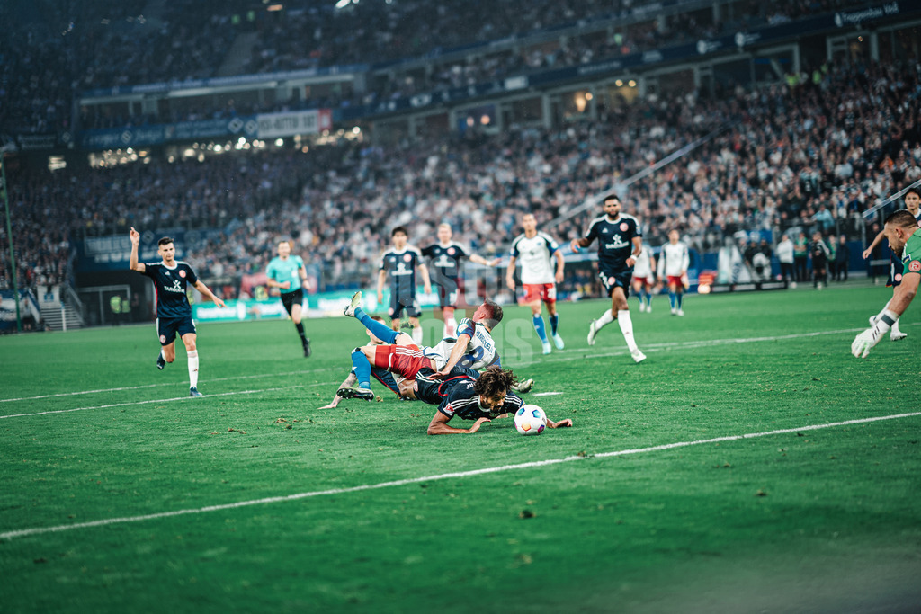 Fußball | Männer | Saison 2023/2024 | 2. Fußball-Bundesliga | Hamburger SV vs. Fortuna Düsseldorf | 29.09.2023 | Laszlo Benes (#8, HSV) wird von Emmanuel Iyoha (#19, Fortuna Düsseldorf) zu Fall gebracht per Foul es gibt Elfmeter
