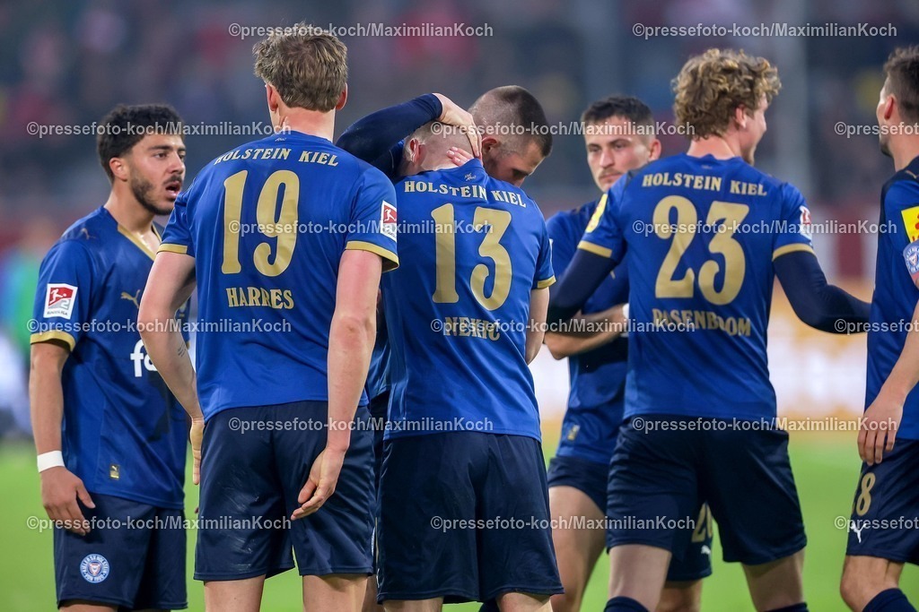 F9510042601106 | 10.04.2026, Fußball, Fortuna Düsseldorf - Holstein Kiel, 2. Fußball Bundesliga, Herren, Merkur Spiel-Arena, 29. Spieltag, Saison 2025 2026: Torjubel nach dem Tor zum 2:1 durch Torschütze Ivan Nekic&nbsp; (Holstein Kiel #13)  zusammen mit   DFB regulations prohibit any use of photographs as image sequences and or quasi-video.