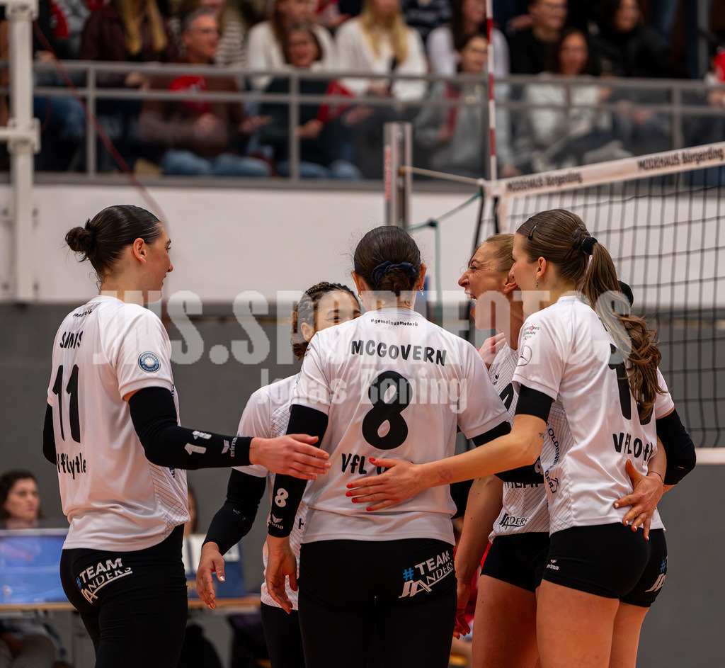 Volleyball I Frauen I Saison 2025-2026 I 2 Bundesliga Pro I 17. Spieltag VFL Oythe - VC Stralsund I 1819 | VFL Oythe jubelt zusammen - Realisiert mit Pictrs.com