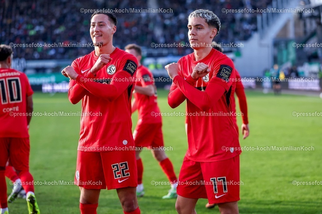 PRM21122501024 | 21.12.2025, Fußball, Preußen Münster - SV 07 Elversberg, 2. Fußball Bundesliga,  Preußenstadion, 17.Spieltag, Saison 2025 2026: Torjubel nach dem Tor zum 1:0 durch Torschütze Younes Ebnoutalib (Elversberg #22) zusammen mit Frederik Schmahl (Elversberg #17) nach Elfmeter   DFB regulations prohibit any use of photographs as image sequences and or quasi-video.