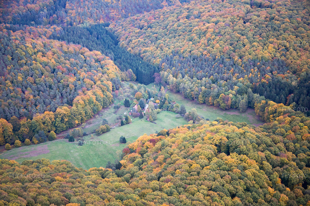 Vue aérienne: Vue de la ville à Windstein dans le département Bas Rhin, France. Photo: IMG_084629.jpg prise le 23/10/2015 par Werner Riehm/FLY-FOTO.euRésolution de l'original: 5472 x 3648 px