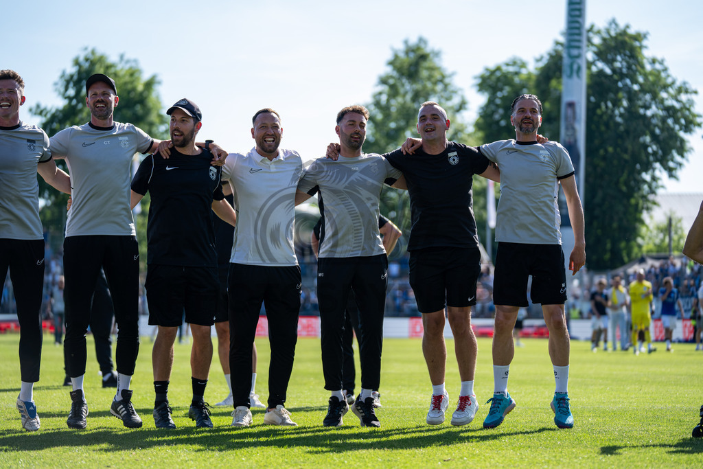 Stuttgarter Kickers vs. SG Sonnenhof Großaspach, Fussball, WFV-Pokal, Finale, 23.05.2026 | Team jubelt nach Abpfiff mit Fans, Zuschauern und Verantwortlichen,Stuttgarter Kickers vs. SG Sonnenhof Großaspach, Fussball, WFV-Pokal, Finale, 23.05.2026