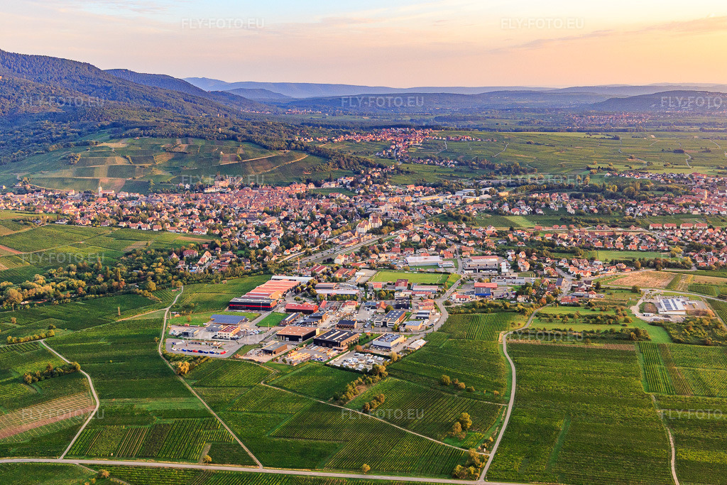 Vue aérienne: Vue de la ville depuis le sud à Barr dans le département Bas Rhin, France – .Photo: IMG_137950.jpg prise le 19/08/2023 par Werner Riehm/FLY-FOTO.eu – Résolution de l'original: 5472 x 3648 px