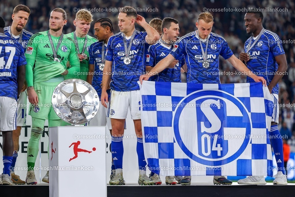 S0417052602003 | 17.05.2026, Fußball, FC Schalke 04 - Eintracht Braunschweig, 34. Spieltag, 2. Fußball Bundesliga, Veltins-Arena Gelsenkirchen, Saison 2025 2026: Schalke 04 ist Meister der 2. Bundesliga. Die Mannschaft gewinnt die Meisterschaft und steht jubelnd auf dem Spielfeld. Freude und Emotionen nach dem Sieg. Timo Becker&nbsp;(Schalke04 #05) mit der Fahne auf dem Siegerehrungspodest  DFB regulations prohibit any use of photographs as image sequences and or quasi-video.