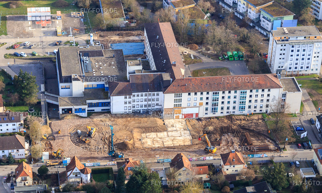 Baustelle zur Renovierung der Asklpios Südpfalzkliniken | Luftbild: Baustelle zur Renovierung der Asklpios Südpfalzkliniken in Kandel im Bundesland Rheinland-Pfalz in Deutschland. Foto: IMG_145095.jpg vom 04.01.2025 durch Werner Riehm/FLY-FOTO.de - Realisiert mit Pictrs.com