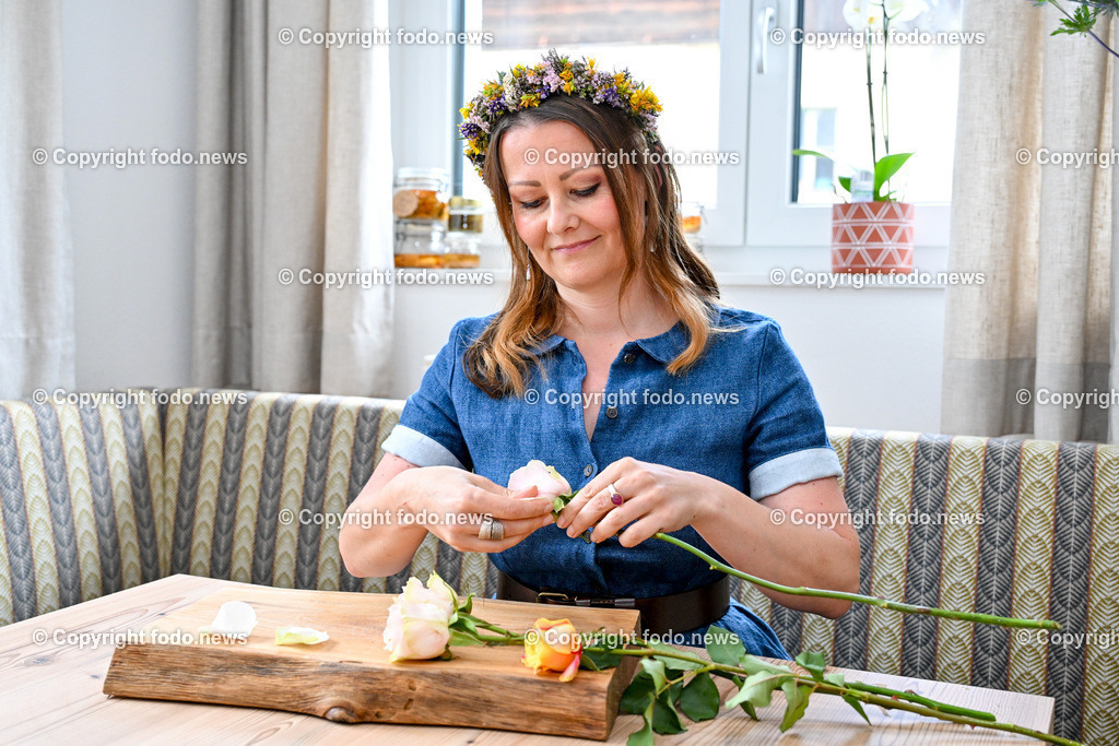 Doris Kern_ Kraeuter_ 03.07.2024-7 | 03.07.2024, Peilstein, AUT, Kraeuter, im Bild Doris Kern entblaettert Rosen