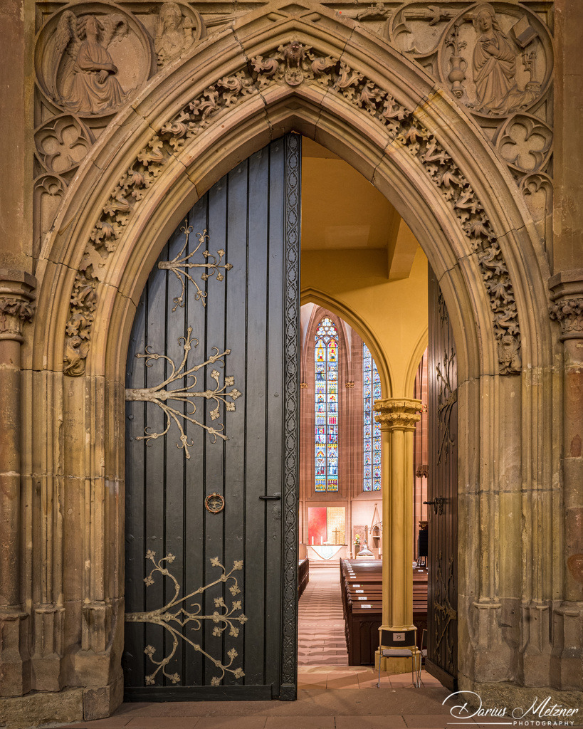 Katharinenkirche in Oppenheim | Die imposante Katharinenkirche in Oppenheim gilt als eine der bedeutendsten gotischen Kirchen am Rhein. Ihre Errichtung erfolgte in mehreren Bauabschnitten im 13., 14. und 15. Jahrhundert. Heute ist sie eine der schönsten Sehenswürdigkeiten in Rheinhessen.