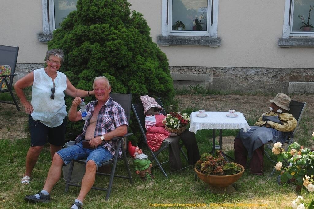 Geißmannsdorf-2026-Festumzug-015 | Festumzug in Geißmannsdorf bei Bischofswerda im Juni 2026. Fotografische Eindrücke und Momentaufnahmen vom Festumzug anläßlich des 800-jährigen Bestehens von Geißmannsdorf - mit Teilnehmern und Gästen, Strohpuppen und geschmückten Vorgärten und Grundstücken - Realisiert mit Pictrs.com
