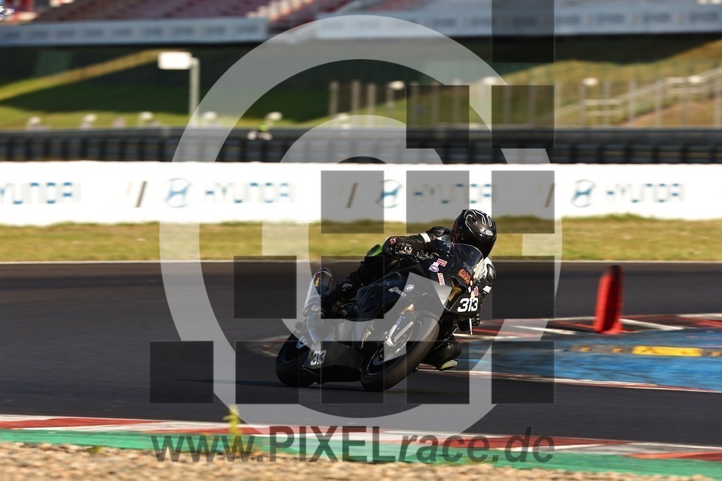 0313-20250823_07525 | Schöne Erinnerungen an spannende Momente - das festzuhalten ist unser Job. PIXELrace.de ist seit 2003 auf den Rennstrecken Europas unterwegs um die Action draußen beim Fahren und die wunderbare Stimmung imm Fahrerlager für euch einzufangen.