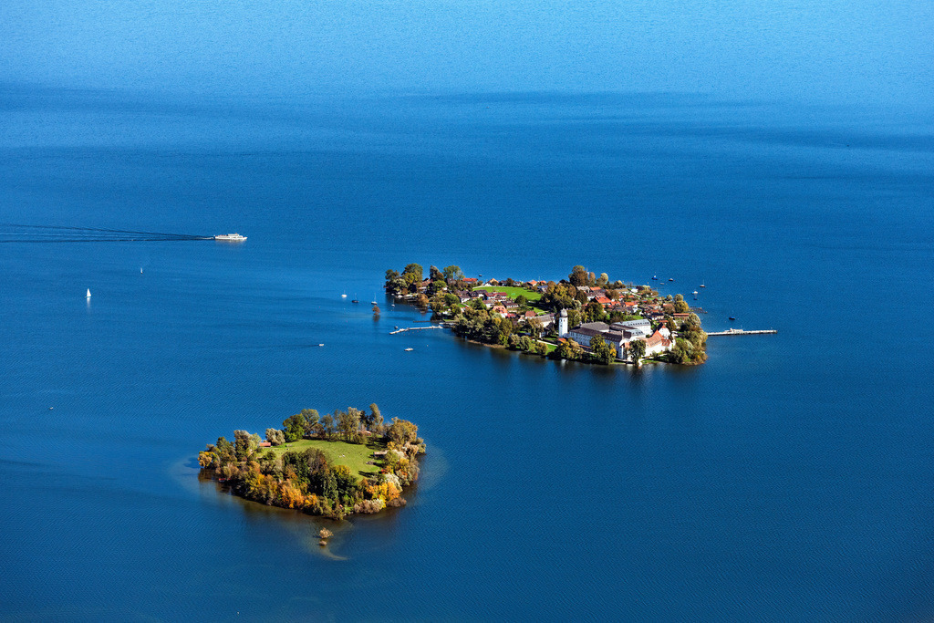 dr__0055622.jpg | CHIEMSEE 07.10.2024 Fraueninsel mit dem Kloster der Abtei Frauenwörth und Krautinsel in Chiemsee im Bundesland Bayern, Deutschland mit der Abtei der Benediktinerinnen Frauenwörth. // Fraueninsel in the Chiemsee in the state of Bavaria, Germany with the abbey of the Benedictine women Frauenwoerth. Foto: Daniel Reiter