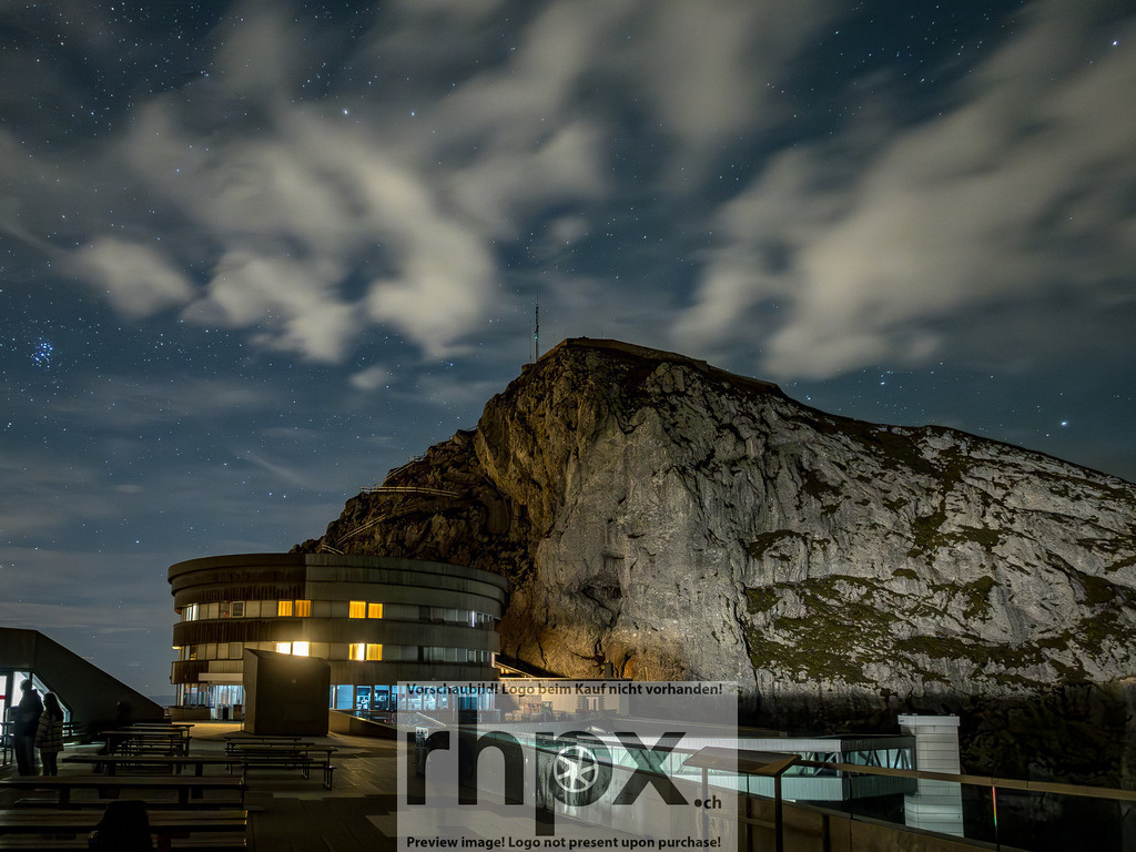 Astronomieabend am Pilatus / Astronomy Evening at Pilatus | <p><strong>Kosmos. Licht. Staunen.</strong></p>
<p>Unter dem weiten Sternenzelt auf dem Pilatus versammeln sich Begeisterte, um in die Tiefen des Universums zu blicken. </p>

<br>
<p><strong>Cosmos. Light. Wonder.</strong></p>
<p>Under the vast starry canopy on Mount Pilatus, enthusiasts gather to gaze into the depths of the universe.</p> - Realisiert mit Pictrs.com